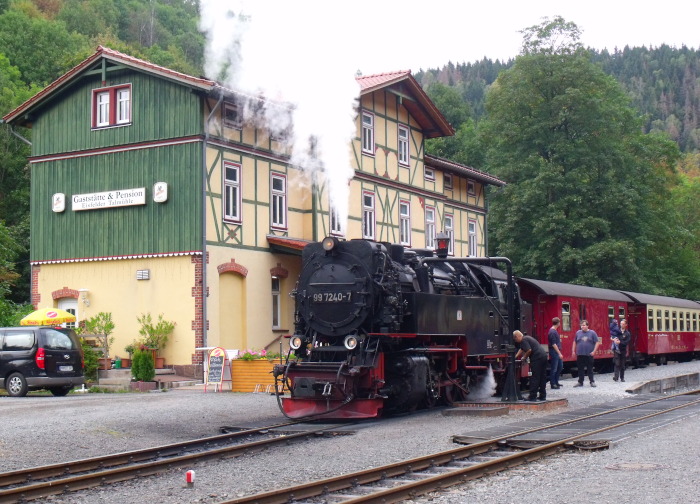 99&nbsp;7240 vor Zug&nbsp;8929 beim Halt in Eisfelder Talmühle, um 16:55h am 08.09.2019