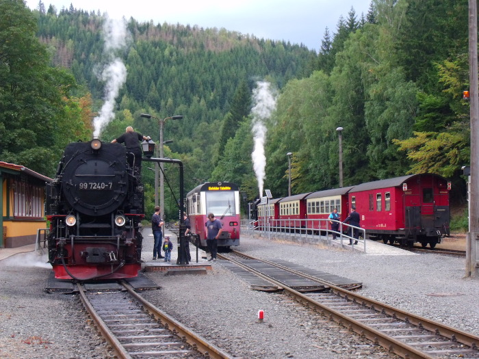 99&nbsp;7240 vor Zug&nbsp;8929, in der Mitte Triebwagen 187&nbsp;016ff als 8986, hinten 99&nbsp;6001&nbsp;Tv vor 8964, Eisfelder Talmühle um 16:58h am 08.09.2019