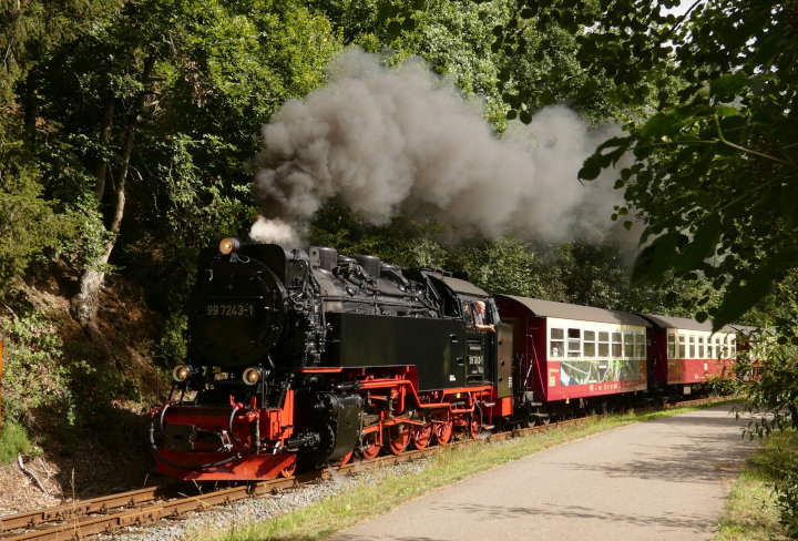 99&nbsp;7243 mit 8966 nach Hasselfelde hinter Straßberg an der kleinen parallelen Straße, die zur alten Fluor führt, um 15:29h am 01.09.2022