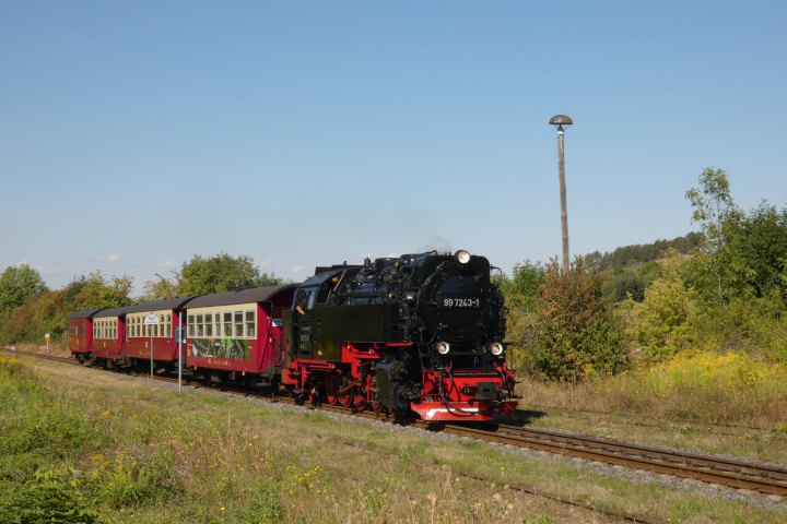 99&nbsp;7243 mit 8963 an der Einfahrt von Gernrode, um 10:46h am 02.09.2022