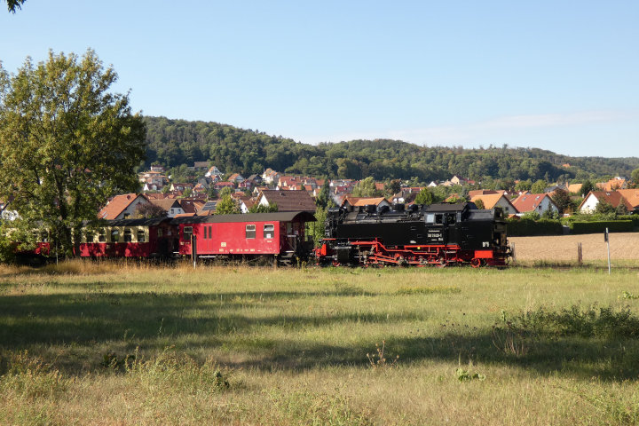 99&nbsp;7243&nbsp;Tv rollt mit 8962 (Harzgerode->Quedlinburg) abwärts vor der östlichen Einfahrt von Gernrode, um 9:45h am 03.09.2022