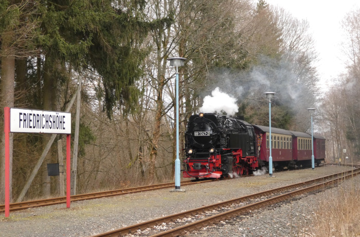 99&nbsp;7247 mit Zug&nbsp;8967 von Quedlinburg nach Eisfelder Talmühle Durchfahrt Friedrichshöhe, um 16:27h am 02.04.2023