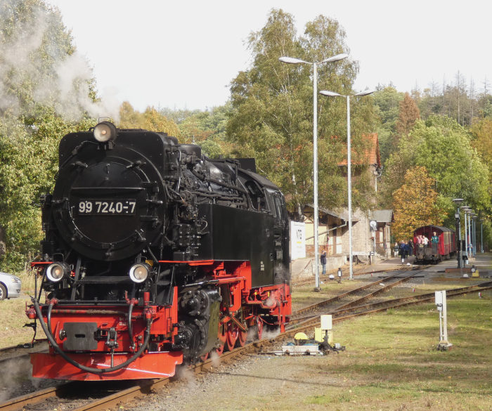 99&nbsp;7240 setzt um vor den Zug 8982 (->Harzgerode) im Bahnhof Alexisbad, um 13:26h am 06.10.2023