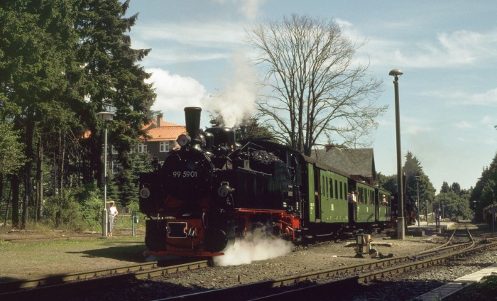 99&nbsp;5901 mit Sonderzug zum Brocken, Abfahrt in Drei Annen Hohne, um 11.20h am 22.07.1998