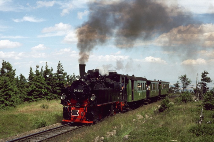 99&nbsp;5901 mit Sonderzug zum Brocken, kurz vor dem Erreichen des Gipfels, 22.07.1998
