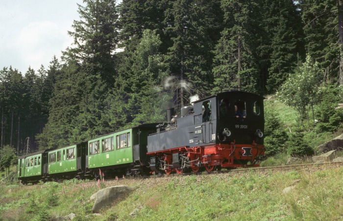 99&nbsp;5901&nbsp;Tv Sonderzug vom Brocken abwärts am Brockenstraßen-Bahnübergang, um 14:50h am 22.07.1998