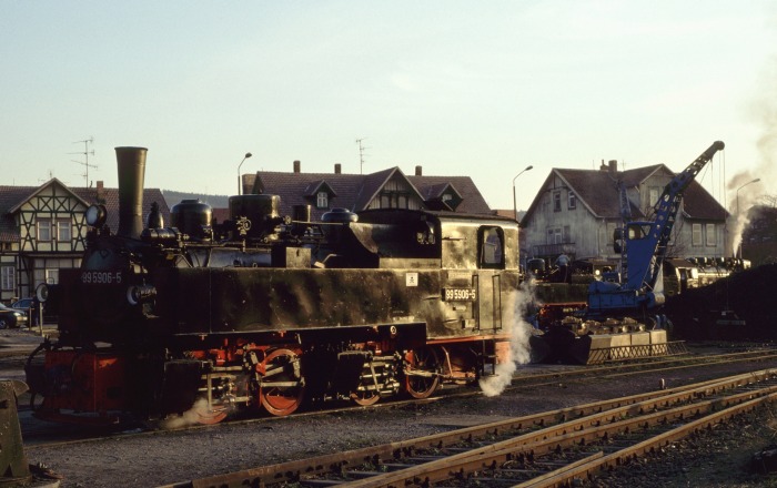 99&nbsp;5906 abends im Betriebswerk Wernigerode, etwa um 18:30h am 03.04.1999