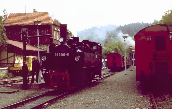 99&nbsp;5906 erhielt nämlich am anderen Ende das Bahnhofes am zweiten Wasserkran ihr Wasser, Alexisbad um 9:30h am 16.07.1999