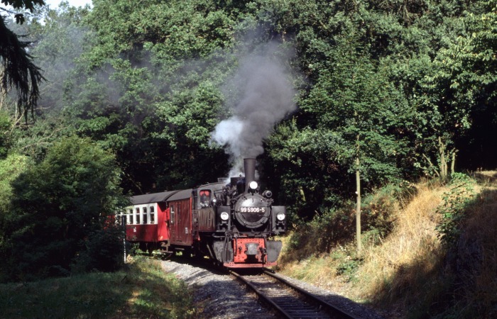 99&nbsp;5906 mit Zug&nbsp;8951 vor Einfahrt Harzgerode, am 06.08.1999