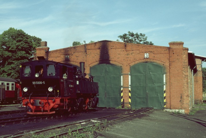 99&nbsp;5906 steht vorm Lokschuppen in Gernrode, am 06.08.1999