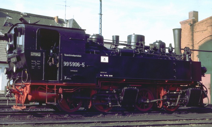 99&nbsp;5906 steht vorm Lokschuppen in Gernrode, am 06.08.1999
