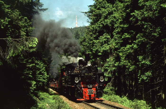 99&nbsp;5901 + 5902 vor Sonderzug zum Brocken (Schub: 99&nbsp;6101) am Eckerloch, am 02.06.2000