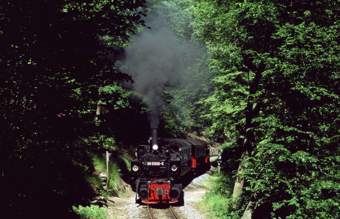 99&nbsp;5906 mit Zug&nbsp;8965 bei Hp Drahtzug, am 02.06.2000