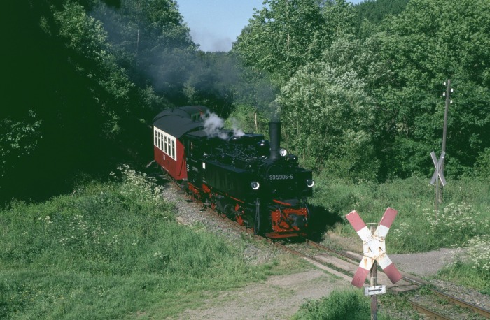 99&nbsp;5906 mit Zug&nbsp;8965 vor Straßberg, am 02.06.2000