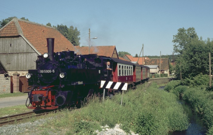 99&nbsp;5906 mit Zug&nbsp;8965 im Ort Straßberg, um 17:00h am 02.06.2000