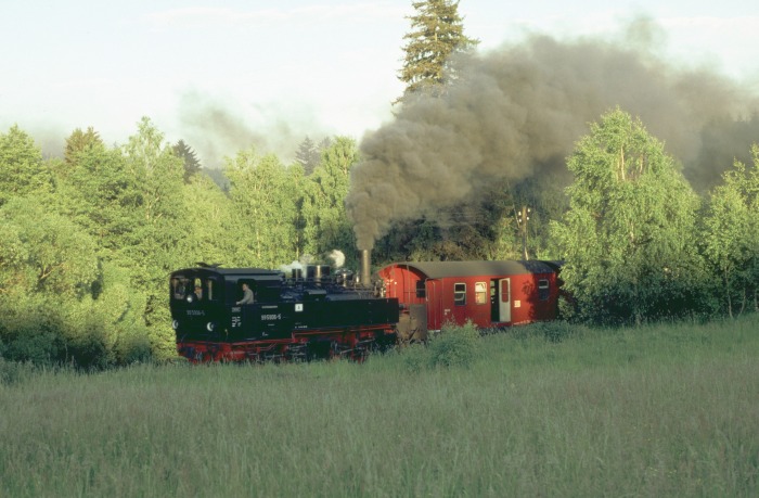 99&nbsp;5906&nbsp;Tv mit Zug&nbsp;8964 direkt an der südlichen Rambergwese, auf der... das Gras leider schon höher gewachsen war als das Triebwerk der Lok sichtbar - sorry, um 20:05h am 02.06.2000
