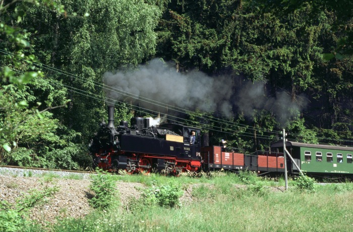 99&nbsp;5902 mit Sonderzug und Cabrio-Wagen, nördliche Rambergwiese vor Sternhaus-Ramberg, am 03.06.2000