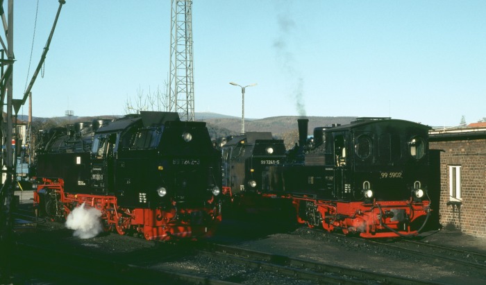 99&nbsp;5902 steht neben 99&nbsp;7242 und 99&nbsp;7241 im Bw&nbsp;Wernigerode, am 13.04.2001