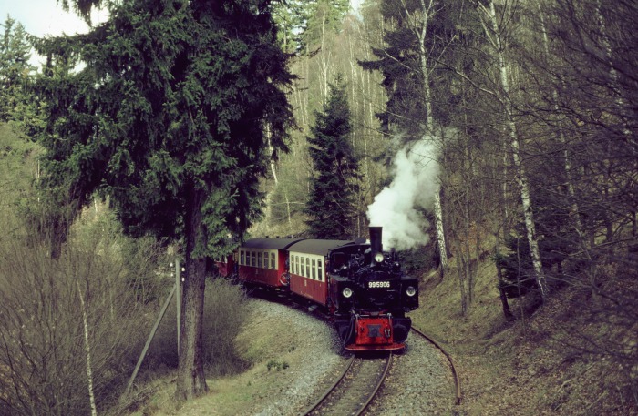 99&nbsp;5906 mit Zug&nbsp;8963 abwärts in den Ramberg-Kurven vor Mägdesprung, am 14.04.2001