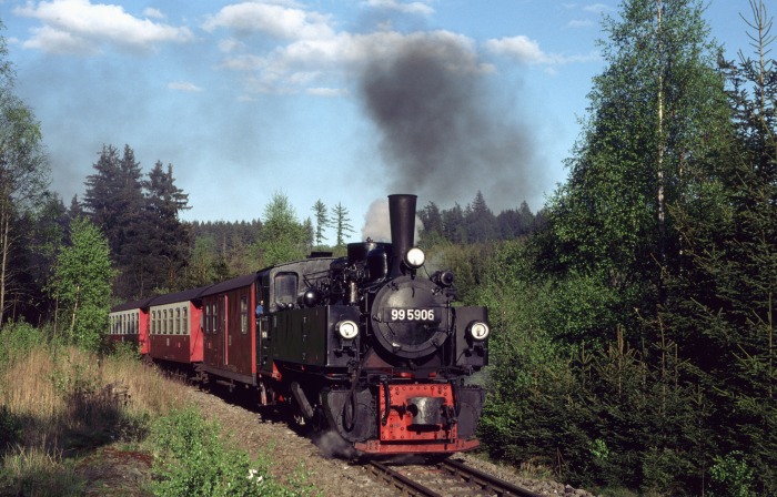 99&nbsp;5906 mit Zug&nbsp;8957 vor Sternhaus-Haferfeld im Wald, am 11.05.2001