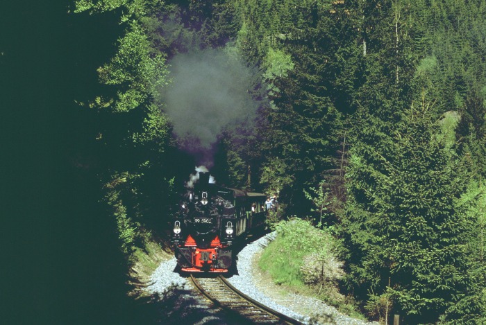 99&nbsp;5902 mit Sonderzug im Wald am Drängetal vor Drei Annen, am 12.05.2001