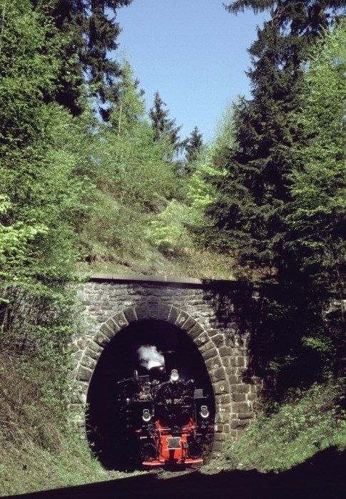 99&nbsp;5901 verlässt mit Sonderzug den Thumkuhlenkopftunnel, am 12.05.2001