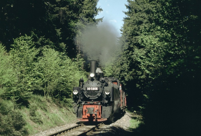 99&nbsp;5906 mit Zug&nbsp;8955 vor Sternhaus-Haferfeld im Wald, am 12.05.2001