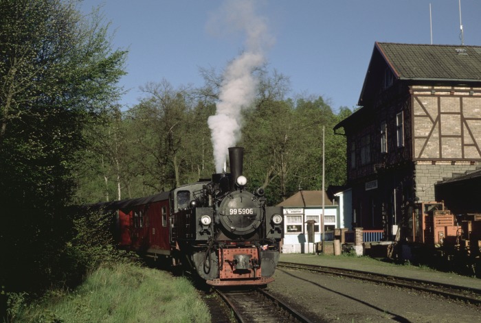 99&nbsp;5906 mit Zug&nbsp;8957 in Mägdesprung, am 12.05.2001