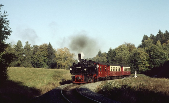 99&nbsp;5906 mit Zug&nbsp;8955 hinter Sterhaus-Haferfeld, am 19.10.2001