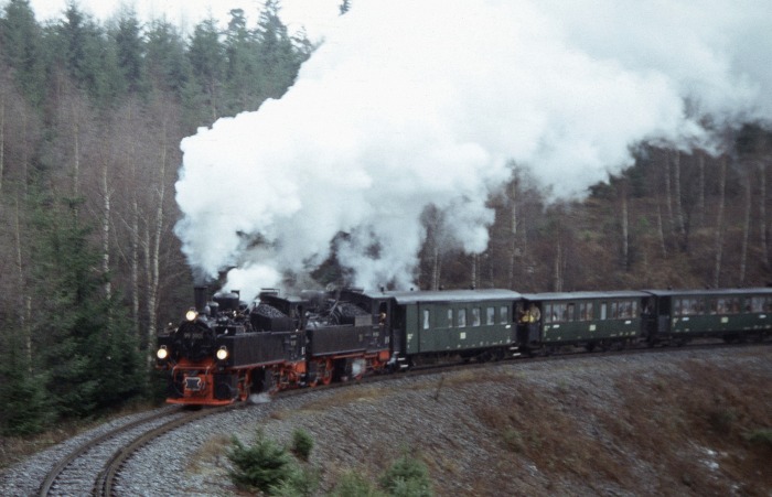 99&nbsp;5901 + 99&nbsp;5902 mit Traditionszug vor Drei Annen, am 27.12.2003
