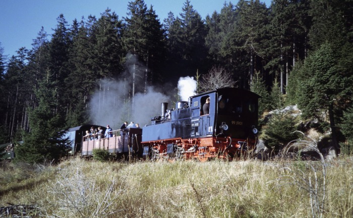 99&nbsp;5901&nbsp;Tv mit Sonderzug vom Brocken abwärts nahe Bahnübergang der Brockenstraße, um 15:12 am 29.10.2005