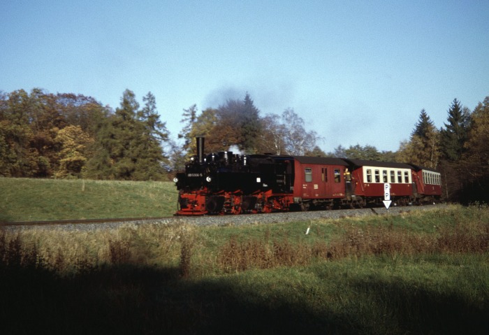 99&nbsp;5906 mit Zug&nbsp;8965 hinter Sternhaus-Haferfeld, am 31.10.2005