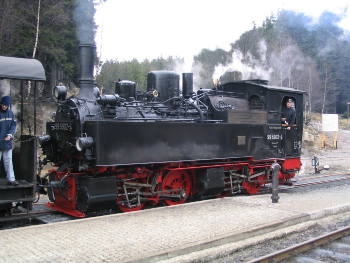99&nbsp;5902&nbsp;Tv mit Sonderzug von Brocken zurück nach Wernigerode beim Halt im Bahnhof Schierke, in 2005