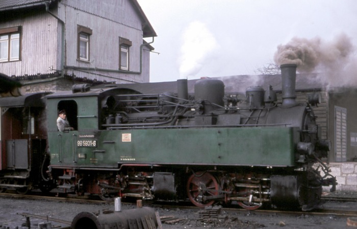 99&nbsp;5901 vor noch leerem Personenzug im hinteren Bahnhofsbereich Gernrode, im März 1979