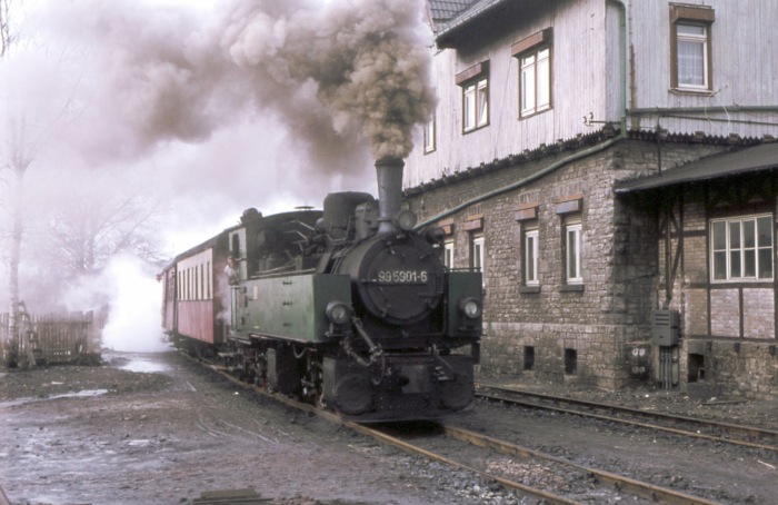 99&nbsp;5901 mit leerem Personenzug fährt vor zum Bahnsteig in Gernrode, im März 1979