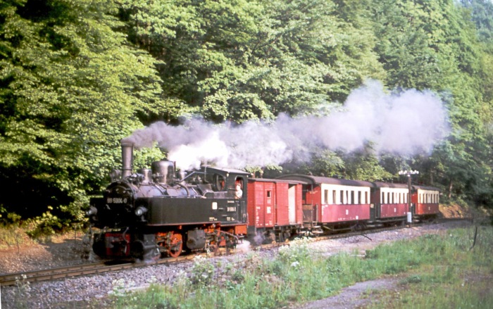 99&nbsp;5904 mit Personenzug Richtung Alexisbad bei Drahtzug, im Juni 1979