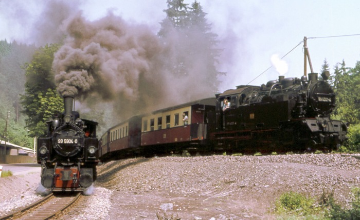 99&nbsp;5904 mit Personenzug Richtung Straßberg und 99&nbsp;6001 mit Zug nach Harzgerode gleichzeitig ausfahrend Alexisbad, im Juni 1979