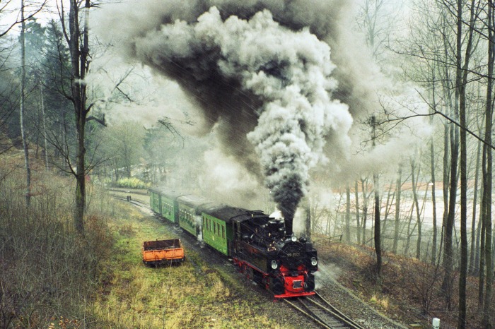 99&nbsp;5901 mit Sonderzug Richtung Drei Annen Hohne, Ausfahrt Steinerne Renne im Schneegestöber mit viel Wind..., um 12:55h am 16.12.2000