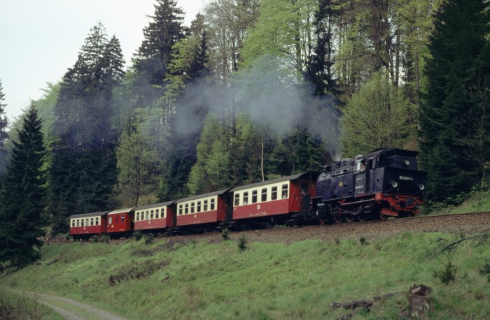 99&nbsp;6001 Tv mit P&nbsp;14462 &rarr;Hasselfelde im Behre-Tal vor Birkenmoor, am 14.05.1989