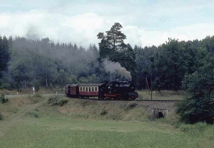 99&nbsp;6001 mit P&nbsp;14074 nach Harzgerode, am Bahnübergang der Fernstraße F242 (später natürlich B242...) zwischen Alexisbad und Harzgerode, um 14:12h am 29.08.1989