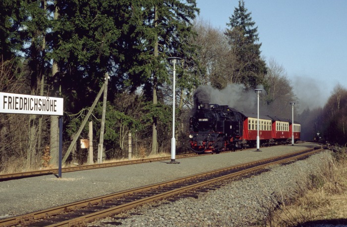 99&nbsp;6001 mit 8967 Durchfahrt Friedrichshöhe, am 11.04.1997