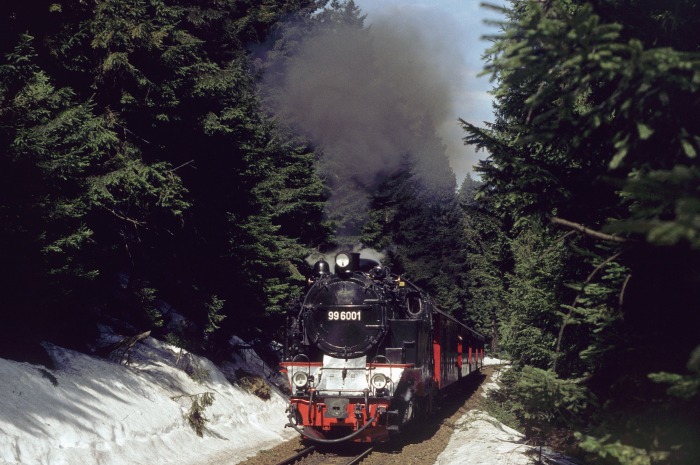 99&nbsp;6001 mit Sonderzug zum Brocken, am Eckerloch, am 03.04.1999