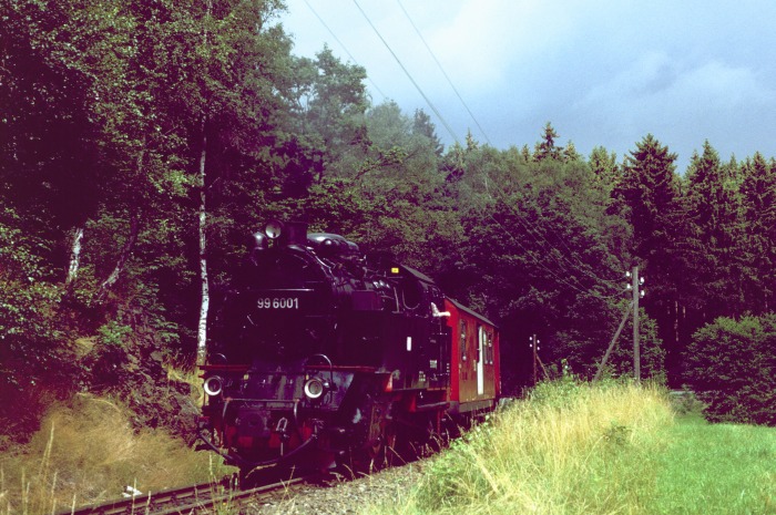 99&nbsp;6001 mit Zug&nbsp;8963 vor Sternhaus-Ramberg, am 16.07.1999