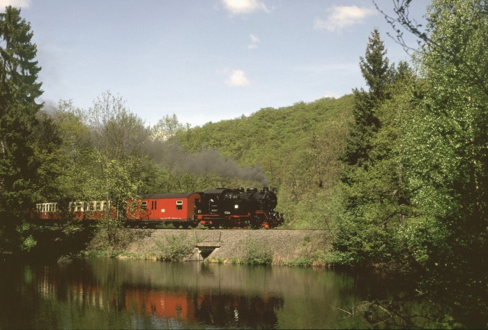 99&nbsp;6001 mit 8965 am Heiligen Teich zwischen Gernrode und Sternhaus, am 12.05.2001