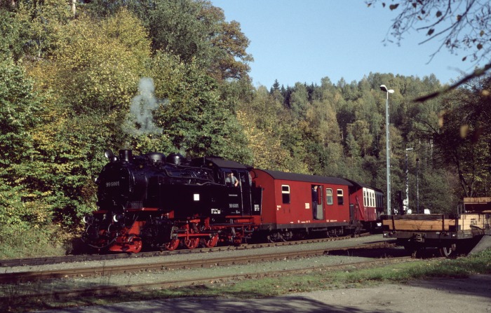 99&nbsp;6001 mit Zug&nbsp;8965 in Mägdesprung, am 19.10.2001