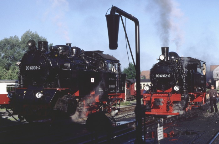 99&nbsp;6001 neben 99&nbsp;6102 im Bw&nbsp;Gernrode, morgens am 30.05.2003