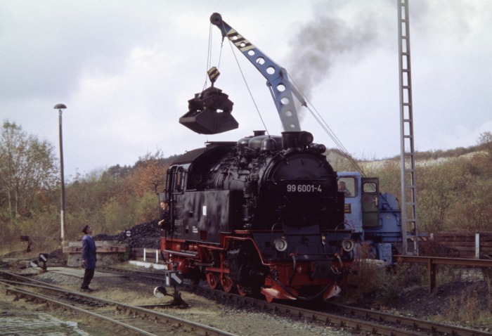 99&nbsp;6001 erhält Kohlen in Gernrode, am 31.10.2004