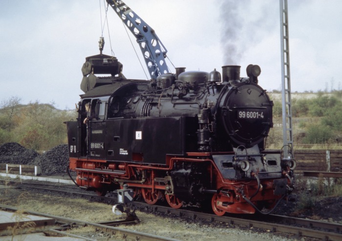 99&nbsp;6001 erhält Kohlen in Gernrode, am 31.10.2004