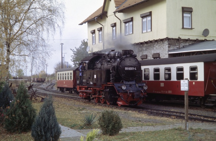 99&nbsp;6001 Umsetzen (am alten GHE-Gebäude) in Gernrode, am 31.10.2004