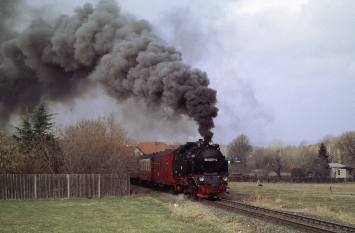 99&nbsp;6001 mit Zug&nbsp;8963 hinter Gernrode in der Steigung, am 26.03.2005